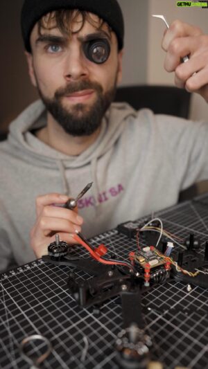 Matúš Okajček Instagram - Mnou dlho očakávaný Air Unit dorazil a preto som sa pustil do nového drona. Nebudem klamať, že išlo všetko podľa plánov, skôr naopak. Pokazilo sa, čo sa mohlo a ja som si trhal vlasy od nervov. Samozrejme by som dlhé noci stavania nezvládol bez  #crazywolf energy ❤️‍🔥. V ďalšom reelse sa pokúsim s dronom vzlietnuť a ak sa podarí, porovnať ho s Avatou. Ďakujem @kauflandslovensko za super #spoluprácu.