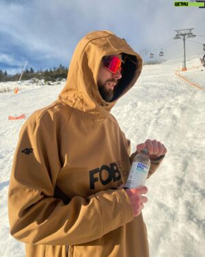 Matúš Okajček Instagram - ❄️Sezóna zahájená, síce bol šesť stupňoví úpek a sneh bol príšerný, ja ⛷️ aj @ciri_okajcek ☃️ sme si to moc užili 🥶 Obliekal ma @4f_official #4F #WinterManifest #paidpartnership