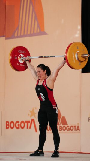 Maude Charron Instagram - OH YEAH 😎

103 kg & all the excitement secure a silver medal in the snatch for @m_charron28! 😮‍💨

#powerandgraceperformance #weightlifting #worldchampionships #athlete #snatch #celebrate #peopleperformancepodiums #makelifts
