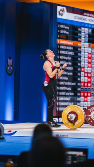 Maude Charron Instagram - a HUGE 106 KG Snatch on the 3rd attempt of @m_charron28 at the World Cup in Phuket, Thailand 🤯

This is a 2KG Snatch PR for Maude, and seals a Bronze medal in the lift! 🍁🇨🇦🥉

#powerandgraceperformance #makelifts #athlete #family #competition #weightlifting