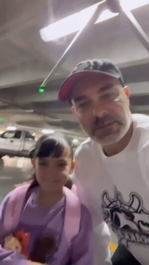 Mauricio Islas Instagram - Tuvimos un día de papá he hija, te recomiendo que lo hagas cuando puedas, esto hace que conectes con tus hijos de otra manera y sobre todo se conozcan más, en esta salida lo que más destacó fue la confianza que me tuvo para decirme que le daba miedo subirse a un juego, cosa que a veces no les es fácil decirlo por pena o porque les vayamos a decir algo, le dije que se vale sentir miedo sobre todo si es algo que es nuevo o no conocemos, le dije que detrás del miedo está nuestros pensamientos que son los que no lo provocan, aquí me sirvió mucho la película de INTENSAMETE para que ella entendida mejor lo que yo le decía y así fue, lo entendió tanto que lo quiso intentar, pese a su miedo se subió y fue maravilloso el resultado, les comparto este momento ya que fue ella la que me recordó que cuando tenga miedo lo acepte, después lo platiqué con alguien y poder recibir apoyo y así poderlo enfrentar de una mejor manera, tuvimos un día extraordinario #love #family #fun #papa #hija