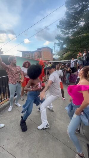 Mauricio Islas Instagram - Se prendió la fiesta en LA COMUNA 13 en Medellín @ferdinandoval @chikybombomreal @lambgarcia @zuleykarivera @cristinaeustace @telemundo #topchefvip #fun #funny #video #dance