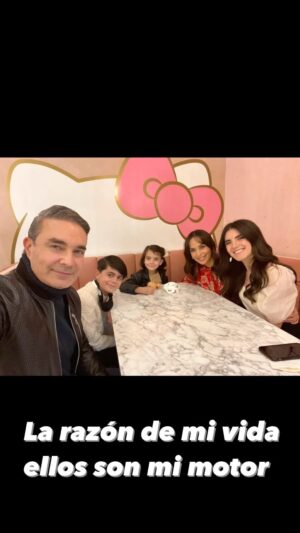 Mauricio Islas Instagram - Ellos son mi motor, mi motivación, mi vida entera, gracias @palomaquezada por no soltarme y motivarme todos los días y no dejar que tire la toalla en esos momentos difíciles, los amo @palomaquezada @camilaislaas #Emiliano #Frida