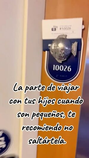 Mauricio Islas Instagram - No importa a donde los lleves, si no estás ahí y no me refiero físicamente, me refiero en mente y espíritu, no vas a conectar con ellos y eso lo sienten, luego hacemos un gran esfuerzo por regalarles el viaje de su sueños y resulta que nosotros terminamos conectados al teléfono, al trabajo, a todo menos con ellos y de nada sirvió ese esfuerzo. Hagamos todo lo posible por hacer de esos momentos inolvidables y la única forma de que eso suceda es conectando con ellos y te aseguro que no importa a donde los lleves, ellos lo que quieren es que los lleves tú y sentirte ahí presente con ellos con todos tus sentidos, si logras hacer esto te prometo que crearán momentos maravillosos e inolvidables gracias @palomaquezada por siempre estar presente, gracias @disneycruiseline por invitarnos a vivir la magia y sobre todo gracias a las @lamagiadelascuchas por ayudarnos a organizar tan hermoso viaje, muchas gracias chicas #family #fun #video #forever #love #funny
