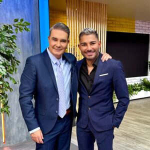 Mauricio Islas Instagram - Empezando una nueva etapa en @saleelsoltv y agradecido contigo @diolluberes que después de tanto, por fin se nos hizo trabajar juntos. Vamos con todo 👊🏼