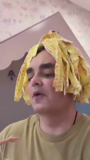 Mauricio Islas Instagram - ¿Que está mejor, el video o mi peluca? #fun #video #funny #love #family