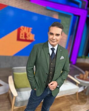 Mauricio Islas Instagram - ¡Nuestros galanazos @mauricioislas y @tacherman te esperan mañana en punto de las 9:30 am en #SaleElSol por @imagentvmex! 🤩✨🕺🏻☀️📺