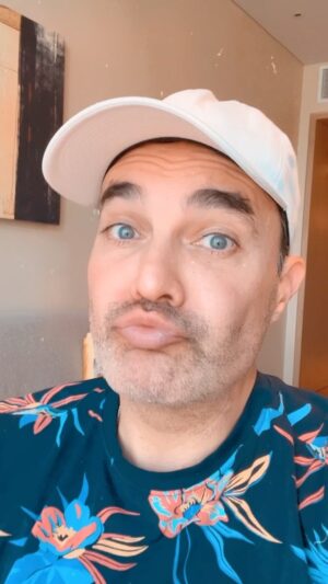Mauricio Islas Instagram - Toca trabajar, porque de besos no comemos pero si vivimos #love #family #fun #funny