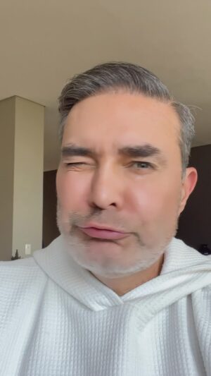 Mauricio Islas Instagram - ¿Como me veo? #fun #video #family #love #funny