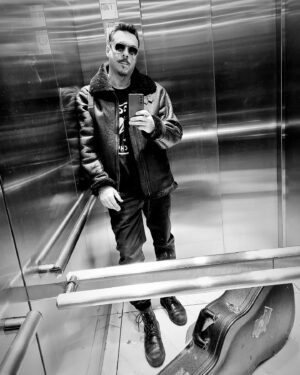 Mauricio Jürgensen Instagram - Lunes empezando con todo.
Semana de radio en @piratasdelrock (lunes y miércoles, 10 am), podcast junto a @jpcrettino en #WenaCompare (martes capítulo estreno), @joyasdevalpo (jueves capítulo estreno) y concierto este sábado en @espacio_chicureo. Iggy será mi copiloto.