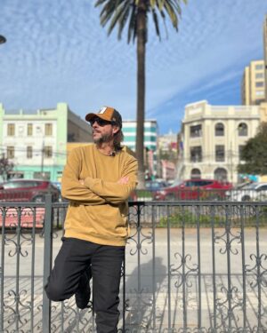 Mauricio Jürgensen Instagram - Seguimos aplanando las calles de Valparaíso para hacer nuestro recorrido @joyasdevalpo de este 2024. Esta vez nos fuimos a una de las Avenidas más importantes del Puerto Principal. La reconocen?
Este jueves estrenamos un nuevo capítulo de Joyas. L@s esperamos!

Producción y fotos: @elevense.rap y @matipentos
La canción es del grupo inglés The Kinks. 

@nixon_chile
@wild_lama

#patrimonio #valparaíso #cultura #porteñista #programa #periodismo #panorama #joyadelpacifico