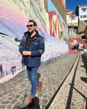 Mauricio Jürgensen Instagram - Ya estamos arriba con un nuevo destino de nuestros recorridas @joyasdevalpo para este 2024. Esta vez nos fuimos al Cerro Bellavista a conocer el ascensor Espíritu Santo, restoranes como @hotzenplotz_bar y @casadumplings, la Iglesia Los Carmelitas y el Museo a Cielo Abierto. Todo nuestro contenido está en la cuenta de @joyasdevalpo y leemos todos sus comentarios y agradecemos toda su buena onda con este proyecto que nos gusta tanto. 

Bienvenid@s