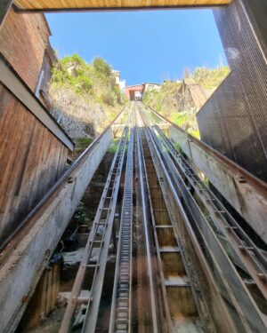 Mauricio Jürgensen Instagram - Ya estamos arriba con un nuevo destino de nuestros recorridas @joyasdevalpo para este 2024. Esta vez nos fuimos al Cerro Bellavista a conocer el ascensor Espíritu Santo, restoranes como @hotzenplotz_bar y @casadumplings, la Iglesia Los Carmelitas y el Museo a Cielo Abierto. Todo nuestro contenido está en la cuenta de @joyasdevalpo y leemos todos sus comentarios y agradecemos toda su buena onda con este proyecto que nos gusta tanto. 

Bienvenid@s