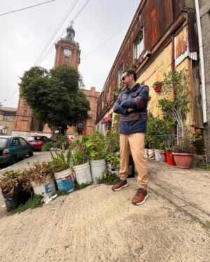 Mauricio Jürgensen Instagram - Seguimos aplanando las calles de Valparaíso para hacer nuestro recorrido @joyasdevalpo de este 2024. Esta vez nos fuimos a uno de los más bellos cerros del Puerto. 
Este jueves estrenamos un nuevo capítulo de Joyas. L@s esperamos!

Producción y fotos: @elevense.rap y @rod.audiovisual
La canción es de Los Tres.

@nixon_chile
@florsheimcl

#patrimonio #valparaíso #cultura #porteñista #programa #periodismo #panorama #joyadelpacifico