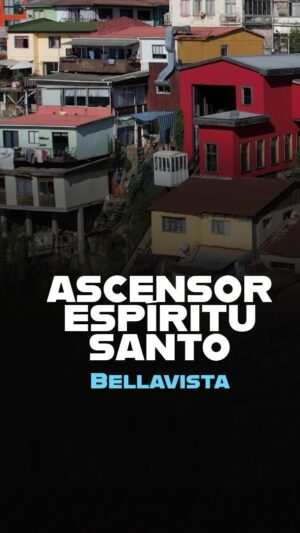 Mauricio Jürgensen Instagram - ¿Subir un ascensor a un museo a cielo abierto?😱 sólo Valparaíso 😍 y el recorrido del callejero #1 @mauriciojurgensenr lo logran 🙌

✨ Acompáñanos en este nuevo recorrido por Bellavista ☀️ ¿Dónde crees que iremos?🤔

#Joyas
