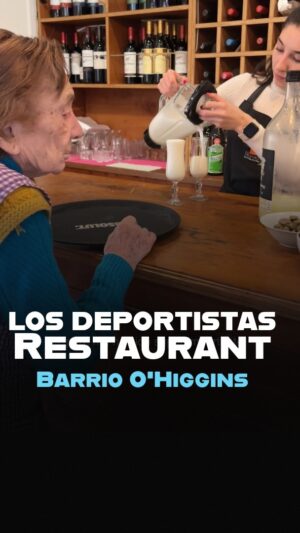 Mauricio Jürgensen Instagram - ¡Te vas a enamorar😍! tienes que conocer la historia de Ida, dueña de @losdeportistasrestaurant y la tradición que envuelve este espacio de sabor 🤤 y ternura 🫰✨

🎙️Nuestro querido callejero @mauriciojurgensenr conversó con Renata, nieta de Ida y quien hoy se la juega por esta joyita 💎

¿Dónde te gustaría que fuéramos ahora?😏