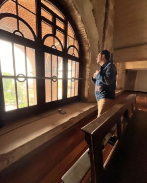 Mauricio Jürgensen Instagram - Seguimos aplanando las calles de Valparaíso para hacer nuestro recorrido @joyasdevalpo de este 2024. Esta vez nos fuimos a uno de los más bellos cerros del Puerto. 
Este jueves estrenamos un nuevo capítulo de Joyas. L@s esperamos!

Producción y fotos: @elevense.rap y @rod.audiovisual
La canción es de Los Tres.

@nixon_chile
@florsheimcl

#patrimonio #valparaíso #cultura #porteñista #programa #periodismo #panorama #joyadelpacifico