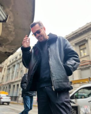 Mauricio Jürgensen Instagram - Seguimos aplanando las calles de Valparaíso para hacer nuestro recorrido @joyasdevalpo de este 2024. Esta vez nos fuimos al Wall Street porteño. 
Este jueves estrenamos un nuevo capítulo de Joyas. L@s esperamos!

Producción y fotos: @elevense.rap y @rod.audiovisual
La canción es de Creedence Clearwater Revival.

@nixon_chile
@cayetana_leathers

#patrimonio #valparaíso #cultura #porteñista #programa #periodismo #panorama #joyadelpacifico