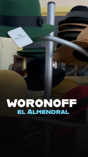 Mauricio Jürgensen Instagram - 🎩Una joya desde 1927✨ El Dr Woronoff jamás pensó que esta tienda se volvería un #ClásicoPorteño💚

👀 Conozcamos su historia con el callejero @mauriciojurgensenr 👣

¿Qué joya te gustaría recorrer?🗯️

#Joyas @municipiovalpo @sombreros.woronoff