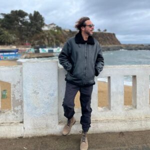 Mauricio Jürgensen Instagram - Lluvia, viento, temporal en el Puerto Principal. Pero igual seguimos en las calles de Valparaíso para hacer nuestro recorrido @joyasdevalpo de este 2024. Esta vez nos fuimos a una de las avenidas más tradicionales del Puerto Principal. La reconocen?
Este jueves estrenamos un nuevo capítulo de Joyas. L@s esperamos!

Producción y fotos: @elevense.rap

@optica_roloiceroni
@cayetana_leathers
@nixon_chile
@wild_lama

#patrimonio #valparaíso #cultura #porteñista #programa #periodismo #panorama #joyadelpacifico