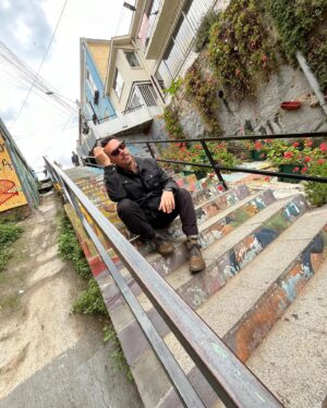 Mauricio Jürgensen Instagram - Seguimos aplanando las calles de Valparaíso para hacer nuestro recorrido @joyasdevalpo de este 2024. Esta vez nos fuimos a uno de los Pasajes más turísticos del Puerto Principal. Lo reconocen?
Este jueves estrenamos un nuevo capítulo de Joyas. L@s esperamos!

Producción y fotos: @elevense.rap y @rod.audiovisual
La canción es del Inti Illimani. 

@nixon_chile
@wild_lama

#patrimonio #valparaíso #cultura #porteñista #programa #periodismo #panorama #joyadelpacifico