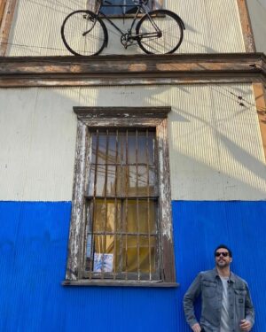 Mauricio Jürgensen Instagram - Seguimos visitando lugares hermosos en nuestros Recorridos @joyasdevalpo para este 2024. Esta vez caminamos por los alrededores de una plazuela que no es plaza pero que es la adoquinada puerta de entrada a uno de los cerros más turísticos y visitados de Valparaíso. La reconocen?
Esta semana estrenamos los nuevos relatos de @joyasdevalpo 

Producción: @elevense.rap @tomasflojo 
Fotos: @isidora_pg

La canción es de Charly García. 

@nixon_chile
@wild_lama

#patrimonio #valparaíso #cultura #porteñista #programa #periodismo #panorama #joyadelpacifico