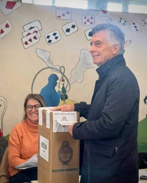 Mauricio Macri Instagram - Es un día de alegría, porque votar es el acto principal de la democracia. Respetemos y disfrutemos de nuestra libertad de elegir.