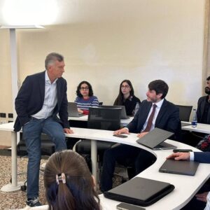 Mauricio Macri Instagram - Una alegría volver a la Bologna Business School. Gracias por recibirme un nuevo año y a todos los alumnos que participaron.