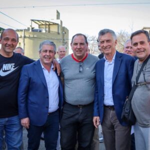 Mauricio Macri Instagram - Hoy en Pergamino! Acompañando al intendente Javier Martínez y charlando con todos los pergaminenses que se acercaron cariñosos a saludar.
