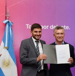 Mauricio Macri Instagram - Gracias al gobernador Maximiliano Pullaro por haberme nombrado Huésped de Honor de la Provincia de Santa Fe. Mi larga relación con esta querida provincia me hace valorar especialmente esta distinción.