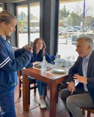 Mauricio Macri Instagram - Orgulloso de ver el crecimiento de Sole, el compromiso y las ganas con las que trabaja todos los días. Estoy convencido de que es la mejor opción para los vecinos de Vicente López, vamos con ella este domingo