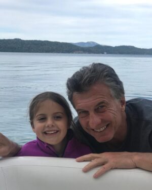 Mauricio Macri Instagram - Pocas cosas más lindas que ser papá!
A mis 5 hijos , gracias por tantas alegrías !!
🩷