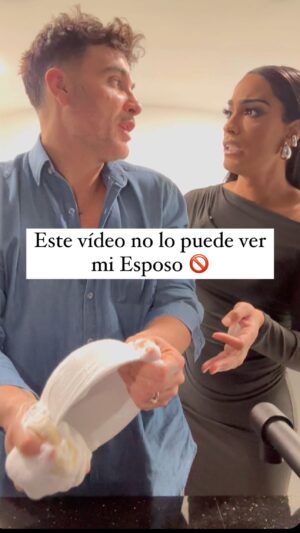 Mauricio Mejía Instagram - Cómo va el dicho ese de “Candil de la Calle… 

Ft @pollitotropical 🤣😂😂 (me pone a lavar en mi casa toda la semana)
