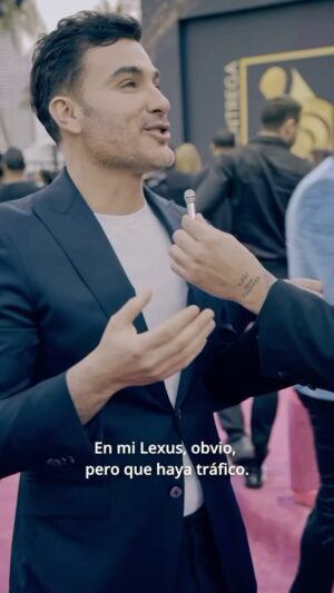 Mauricio Mejía Instagram - #ad @ChefJesus llegó a la alfombra magenta con su tiny mic para el nuevo #LexusGX 🎤🕺