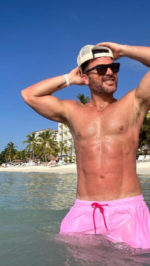 Mauricio Mejía Instagram - Flight cancel in Aruba? Algún plan? 🤪
#vacation #aruba #mauriciomejia