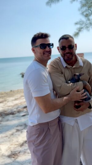 Mauricio Mejía Instagram - Primer dia de playa con mis papás 😜