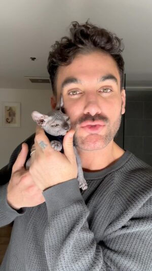 Mauricio Mejía Instagram - GRWM & My Soon 
Tom está tan pequeño que no le queda su ropa, así que con un calcetín le hicimos su pijama. Que tal quedó? 

#grwm #soon #sphinxkittens #mauriciomejia