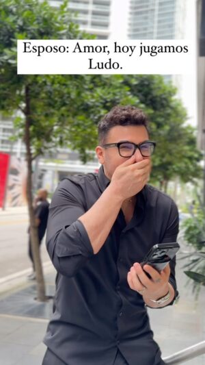 Mauricio Mejía Instagram - Me encanta leer sin lentes 😂