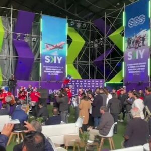 Mauricio Pinilla Instagram - Presentando el avión oficial de @laroja en esta gran alianza con @skyairline 🇨🇱💪❤️