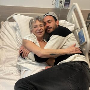 Mauricio Pinilla Instagram - Varios meses viviendo juntitos , llenos de risas, conversaciones eternas y películas por monton ! Hoy la vida te pone un tremendo desafío uno mas de los tantos que has superado y este no será la excepción! Fuerza fuerza fuerza #Mamilu @lucia_ferreram saldra todo bien vieja de mi vida ! Te amoooo ❤️🤞🫶🙏