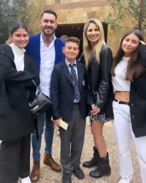 Mauricio Pinilla Instagram - Primera comunión @mauripinilla14 🙏❤️