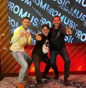 Mauricio Pinilla Instagram - Linda jornada de grabacion hoy junto al crack @erwinfeuchtmann4 y la tremenda sorpresa Don @joevasconcellos en @promusic_cl 😍