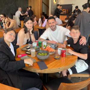 Mauricio Pinilla Instagram - Una pequeña pausa panamericana para almorzar con las bendis ☺️🥰❤️ @agustinapinillag @mauripinilla14 @matilda.pinillaa