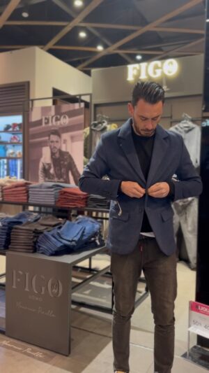 Mauricio Pinilla Instagram - Fuimos al Corner de Figo Uomo en Ripley a probarnos la ropa y escoger nuestras prendas favoritas 🔥 Elige la tuya en Tiendas Ripley y Ripley.cl