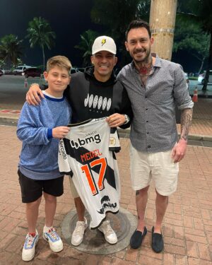 Mauricio Pinilla Instagram - Visitando al tio @gary_medel17 🤩❤️ que siga rompiéndola en @vascodagama 🤞🫶👏 @mauripinilla14