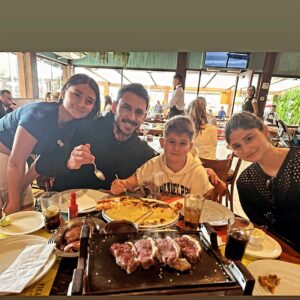 Mauricio Pinilla Instagram - Mis pollos 🥰 @mauripinilla14 @matilda.pinillaa @agustinapinillag #picanha 🇧🇷