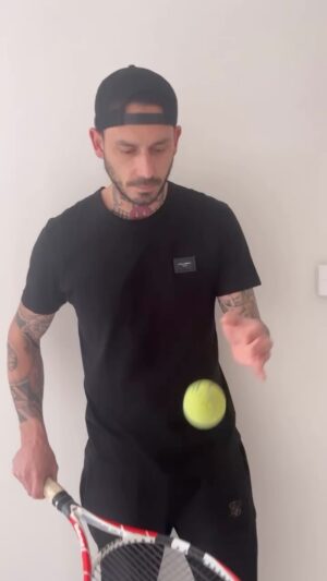 Mauricio Pinilla Instagram - ¡Wimbledon en llamas! 🔥🎾 Mañana es la final y la emoción está al máximo. Yo le di un toque extra de vértigo apostando en LatamWin, ¡y tú también puedes hacerlo! 😱🤑 Ingresa ahora a Latamwin.com y vive la emoción de Wimbledon al máximo. 
¡En LatamWin Sabes, apuestas,ganas! 💪🏆 
#Wimbledon #LatamWin #ApuestasYGanas