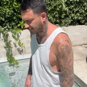 Mauricio Pinilla Instagram - ¡Desafío aceptado los retiros, pero no para meterse al agua fría! 😂❄️ En Latamwin, los retiros son más rápidos que sumergirse en agua helada. ¡En menos de 30 minutos, tendrás tus ganancias en tus manos! 🚀🤑 Además, si es tu primera vez, regístrate y recibe 5 luquitas gratis, sin necesidad de depósito. 🎁✨ ¡Ingresa con mi código PINIGOL y que empiece la diversión en @latamwin ! 🌐💰 ¡Sabes, apuestas, ganas! 🏆🔥 #Latamwin #ApuestasOnline #RetirosRápidos #CódigoPINIGOL”