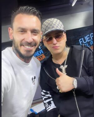 Mauricio Pinilla Instagram - Tremenda entrevista con el crack @shishibosspaulito en el #fueradelarea preparandose para el mágico show en el movistar arena el 12 de noviembre !