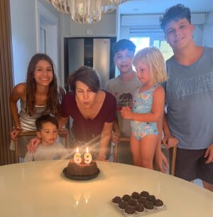 Maurício Rua Instagram - Parabéns pra essa vovó mais linda, mais sarada e mais dedicada aos filhos e netos.
Te amo mãe.
@clementinamilani